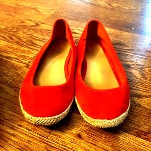 Bright suede shoes with hemp border